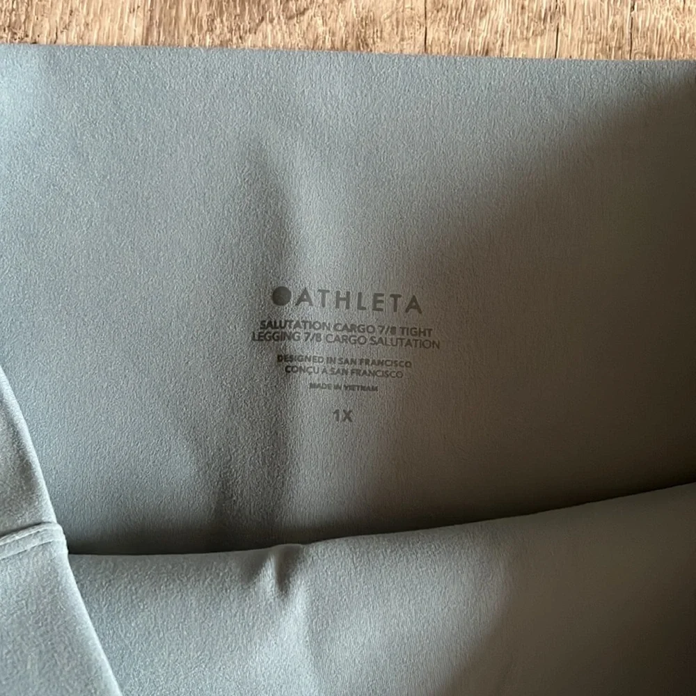NWT Athleta Salutation Cargo 7/8 Tight.
